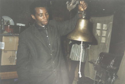 Die Kirche von Kitandililo hat die erste Glocke. Sie wurde von Herrn Josef Nebauer aus Langquaid gespendet. Vielen herzlichen Dank dafr!